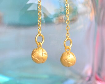 Boucles d'oreilles globes pendantes longues en or, boucles d'oreilles pendantes minimalistes uniques, cadeau fait main pour elle, bijoux de voyageur de tous les jours, bijoux de carte du monde