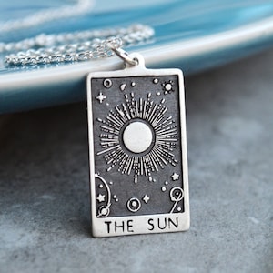 Collana fatta a mano con carta dei tarocchi del sole in argento, ciondolo unico e significativo del sole, regalo mistico per mamma, figlia e sorella, regalo personalizzato conveniente