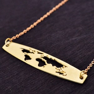 Collier carte du monde, collier de voyage, breloque globe pour femme, cadeau voyageur, bijoux envie de voyager, cadeau jet-setter aventure globe-trotter pour elle