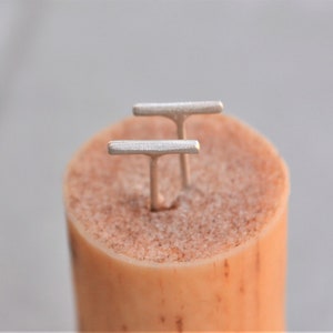 シルバーのバースタッドピアス。ハンドメイドの繊細なピアス。ミニマルなゴールドラインポスト。ミニマルなデザイン。妹や彼女へのギフトにも。