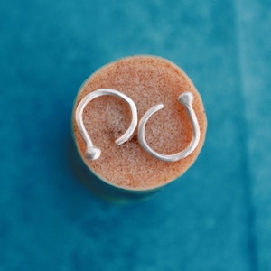 Pendientes de aro minimalistas de plata de ley, hechos a mano, con forma de aro, con puntos de platino, para piercing de cartílago, con bola pequeña y moderna para mujer.