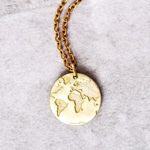 Collier carte du monde en or unique, pendentif de voyage chaîne délicat, bijoux minimalistes Wanderlust femmes, cadeau pour voyageur jet-sette voyageur elle image 7