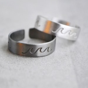 Golvenring, gegraveerde zeering man, surfer sieraden cadeau, heren pinky surfer, oceaanduimband, afstudeercadeau voor mannen, spinner fidgetringen