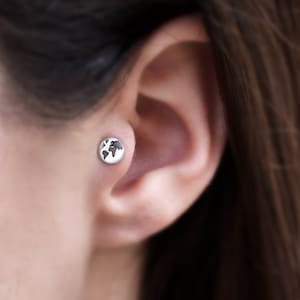 Minimalistiska världskarta tragus örhängen, 925 silver broskpiercing, minimalistisk resepresent till henne