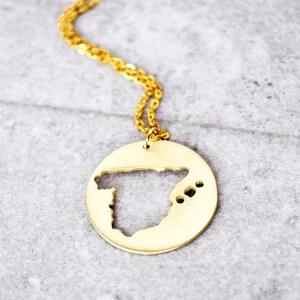 K&ouml;nnte beinhalten: Eine goldene Kettenkette mit einem Anh&auml;nger in Form der Umrisse Spaniens. Der Anh&auml;nger hat kleine Ausschnitte, die die Balearen darstellen.