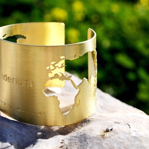 Handgemaakte gouden wereldkaartmanchet, verstelbare wereldbolarmband, unieke open reismanchet, perfect jetsetter-cadeau, cadeau voor reiziger dochter zus