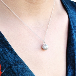 Collier unique fait main voyageur, breloque en argent carte du monde minimaliste, cadeau pour ami de voyage, cadeau délicat pour elle, petite amie de Noël