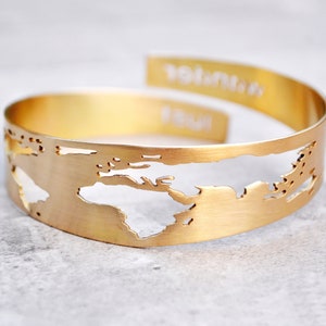 Bracelet manchette de voyage enveloppant fait main, manchette unique en forme de carte du monde en or, manchette globe moderne globe-trotter, cadeau d'anniversaire pour fille