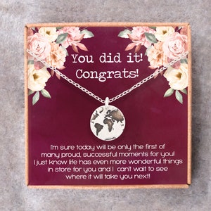Idée cadeau unique en son genre pour l'obtention du diplôme, collier carte du monde en argent fait main, cadeau unique étudiant, cadeau voyageur intemporel abordable