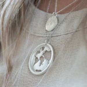 Collier de voyage en or fait main, pendentif globe unique abordable, cadeau d'anniversaire avec breloque carte du monde, cadeau d'envie de voyager pour Noël elle