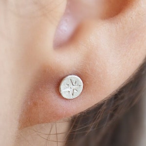 Boucles d&#39;oreilles boussole, cadeau de voyage, petites boucles d&#39;oreilles, cadeau voyageur, boucles d&#39;oreilles minimales, petites boucles d&#39;oreilles, petites boucles d&#39;oreilles, clous ronds, boussole