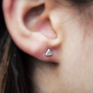 Orecchini a bottone triangolare fatti a mano, orecchini semplici in argento sterling per tutti i giorni, perni leggeri minimalisti, gioielli geometrici da donna, migliore amica