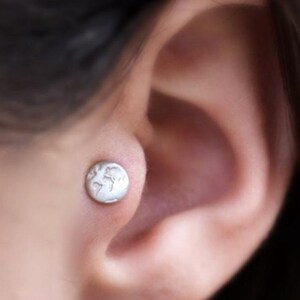 Handgjort örhänge i sterlingsilver med världskarta, Traveler 16 Gauge piercing, present till henne