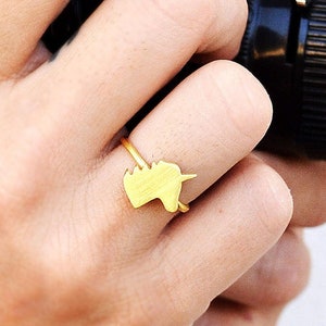 Peut inclure: Une bague en or avec un motif de silhouette de licorne.