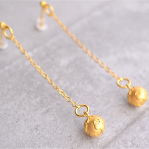 Boucles d'oreilles globes pendantes longues en or, puces d'oreilles pendantes minimalistes uniques, cadeau fait main pour elle, bijoux de voyageur de tous les jours, bijoux amusants de carte du monde