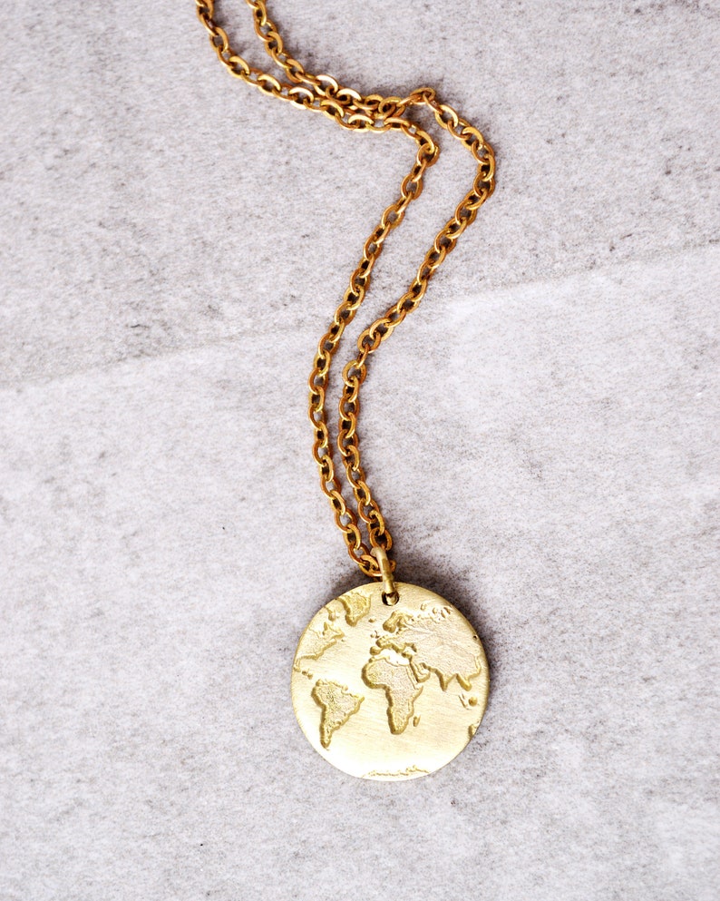Collier carte du monde en or unique, pendentif de voyage chaîne délicat, bijoux minimalistes Wanderlust femmes, cadeau pour voyageur jet-sette voyageur elle image 7