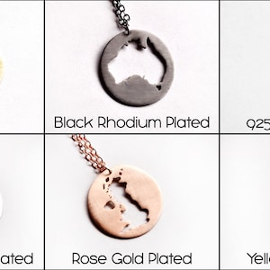 K&ouml;nnte beinhalten: Sechs Halsketten mit verschiedenen Metalloberfl&auml;chen, jede mit einem Anh&auml;nger in Form der Umrisse Italiens. Die Oberfl&auml;chen umfassen Messing, Schwarzrhodiniert, Sterlingsilber, Wei&szlig;rhodiniert, Ros&eacute;gold und Gelbgold.