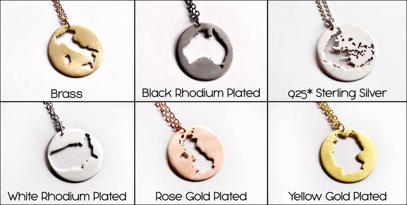 K&ouml;nnte beinhalten: Sechs Halsketten mit verschiedenen Metalloberfl&auml;chen, jede mit einem Anh&auml;nger in Form der Umrisse Italiens. Die Oberfl&auml;chen umfassen Messing, Schwarzrhodiniert, Sterlingsilber, Wei&szlig;rhodiniert, Ros&eacute;gold und Gelbgold.