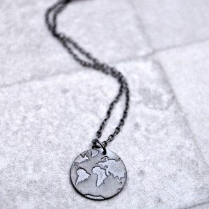 Collier carte du monde en or unique, pendentif de voyage chaîne délicat, bijoux minimalistes Wanderlust femmes, cadeau pour voyageur jet-sette voyageur elle image 6