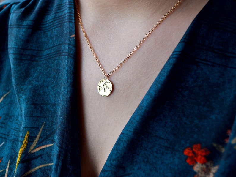 Collier carte du monde en or unique, pendentif de voyage chaîne délicat, bijoux minimalistes Wanderlust femmes, cadeau pour voyageur jet-sette voyageur elle image 2