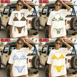 Peut inclure: T-shirts blancs avec des motifs de bikinis : imprimé léopard, feuilles tropicales vertes, dentelle bleue et motifs floraux jaunes. Les t-shirts sont portés par une personne devant une Jeep avec des planches de surf.