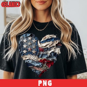 Op de afbeelding: Zwart T-shirt met een hartontwerp gemaakt van gelaagde stof in de kleuren van de Amerikaanse vlag. Het hart bevat blauwe stof met zilveren sterren, rode en witte strepen. Het woord "PNG" staat onderaan.