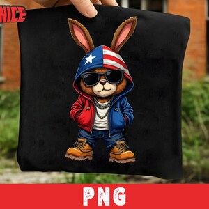Può includere: Borsa tote nera con un coniglio dei cartoni animati che indossa occhiali da sole, una felpa con cappuccio con un design a stelle e strisce, una giacca rossa e blu e jeans. Il coniglio ha una catena d'oro e stivali marroni. La parola "PNG" è in basso.