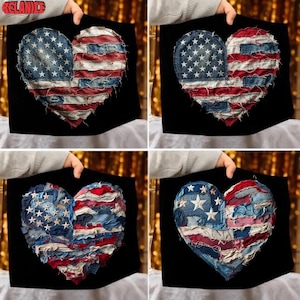 Può includere: Un cuscino quadrato nero con un design a forma di cuore realizzato in denim, che ricorda la bandiera americana. Il cuore è composto da denim blu con stelle bianche e denim a righe rosse e bianche.