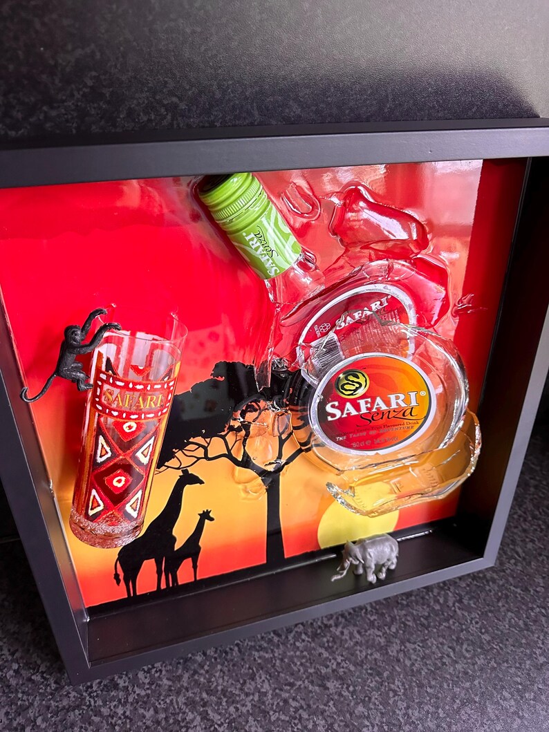 Safari Gebroken Fles - Broken Bottle Epoxy Resin Art - Custom A3 Framed Mancave Bar Decor afbeelding 3