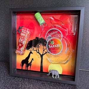 Safari Gebroken Fles - Broken Bottle Epoxy Resin Art - Custom A3 Framed Mancave Bar Decor afbeelding 1