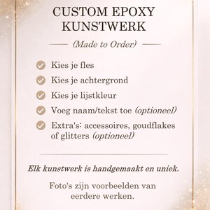 Op de afbeelding: Een op maat gemaakt epoxy kunstwerk bord in een gouden lijst, met de tekst "CUSTOM EPOXY KUNSTWERK" en opties om een fles, achtergrond, lijstkleur, tekst en extra's te kiezen. Het bord is handgemaakt en uniek.
