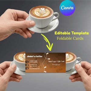 Puede incluir: Imagen de dos manos sosteniendo tazas de café blancas con arte latte, mostrando un diseño de tarjeta plegable. La tarjeta presenta la marca "Abdul's Coffee", datos de contacto e información de Instagram. El diseño está etiquetado como "Plantilla editable" para "Tarjetas plegables".