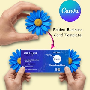 以下が含まれることがあります： 青い折り畳み名刺テンプレート。花柄のデザインで、両手で持っています。「YOUR NAME」と「Canva」のロゴが特徴です。黄色の中心を持つ青いデイジーの花がカードの周りに配置されています。