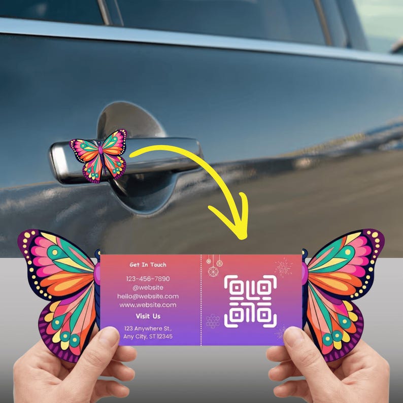 Puede incluir: Una tarjeta de visita con forma de mariposa colorida con informaci&oacute;n de contacto y un c&oacute;digo QR. La tarjeta se sostiene frente a la manija de una puerta de autom&oacute;vil, con un gr&aacute;fico de mariposa a juego en la manija. El texto "Get In Touch" es visible.