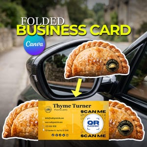 Pode incluir: Design de cartão de visita dobrado com um reflexo num espelho retrovisor de carro. O cartão inclui o nome "Thyme Turner, Pastelero", detalhes de contato e um código QR. O design incorpora uma imagem de pastelaria salgada.