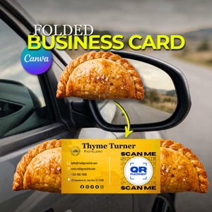 Könnte beinhalten: Ein gefaltetes Visitenkartendesign mit einem herzhaften Gebäck, das sich in einem Autospiegel spiegelt. Die Karte zeigt den Namen "Thyme Turner, Pastelero", Kontaktdaten und einen QR-Code zum Scannen. Das Design verwendet ein gelb-weißes Farbschema.