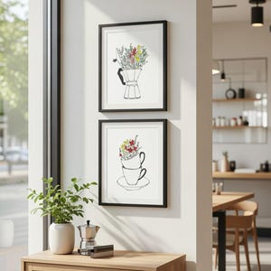 Può includere: Due stampe artistiche incorniciate con cornici nere appese a una parete bianca. La stampa superiore raffigura fiori in una caffettiera, e la stampa inferiore mostra fiori in tazze da tè impilate. Una piccola pianta in un vaso bianco è su un mobile di legno.