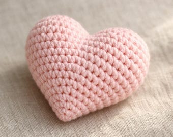 Corazón de crochet hecho a mano / Almohada de corazón amigurumi rosa / Regalo romántico para ella / Decoración de San Valentín