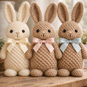 Può includere: Una tazza di ceramica bianca con manico nero e la scritta "But First, Coffee" in nero, in grassetto. La tazza è su una superficie bianca.