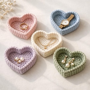 Puede incluir: Cinco bandejas de ganchillo en forma de corazón en colores pastel: rosa, azul, crema, lavanda y verde. Cada bandeja contiene joyas, incluyendo un anillo, reloj, collar y pendientes. Las bandejas son hechas a mano.