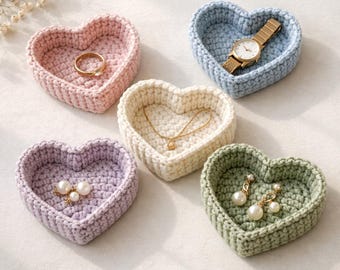 Plato de ganchillo con forma de corazón hecho a mano / Cuenco para guardar joyas / Regalo de San Valentín / Decoración de tocador en tonos pastel