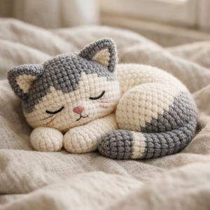 Peut inclure: Ensemble de trois mugs en céramique avec une finition mate et mouchetée. Les tasses sont de couleur crème, gris clair et gris foncé. Design minimaliste, parfait pour le café ou le thé.