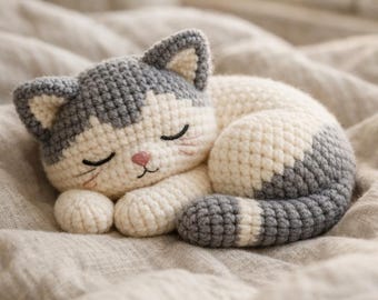 Patrón de crochet para gato durmiendo: Tutorial de gatito amigurumi de peluche (Descarga PDF)