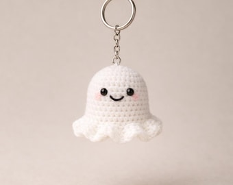 Llavero fantasma de ganchillo / Amuleto para bolso amigurumi kawaii hecho a mano
