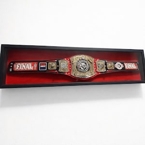 LEGENDER | Skräddarsydd titelbältesdisplay | Tillverkad efter bältesmått | Välj ram och filtfoder | WWE/Wrestling/Boxning