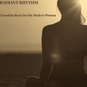 Puede incluir: Silueta de una persona en posición de yoga sentada contra un cálido atardecer dorado. La imagen incluye el texto "THE RADIANT RHYTHM" y "A 7-Day Somatic & Circadian Reset for the Modern Woman". El tema general sugiere bienestar y atención plena.