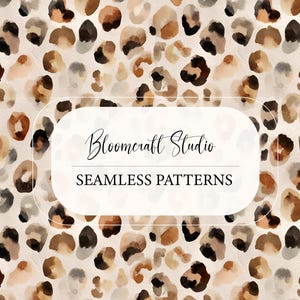 Può includere: Design a motivo continuo con macchie di leopardo ad acquerello nei toni del marrone, beige e grigio su sfondo crema. L'immagine include il testo "Bloomcraft Studio" e "Seamless Patterns" in una cornice rettangolare bianca.