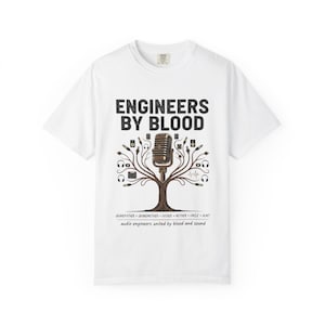 Puede incluir: Camiseta blanca con el texto negro "ENGINEERS BY BLOOD". Un gráfico de árbol marrón con un micrófono vintage como tronco y equipos de audio como hojas. El texto "audio engineers united by blood and sound" está en la parte inferior.