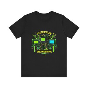 Pode incluir: Camiseta preta com um gráfico verde neon e amarelo. O gráfico apresenta três telas de osciloscópio com formas de onda, o texto "PRECISION ENGINEERING" e detalhes de circuitos. A camiseta é feita de um material macio.