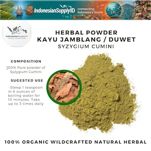 Könnte beinhalten: Ein Haufen grünes Kräuterpulver, gekennzeichnet als "KAYU JAMBLANG / DUWET SYZYGIUM CUMINI", mit einem kreisförmigen Einsatz von Baumrinde. Der Text gibt an, dass es zu 100 % biologisch und wild geerntet ist. Anweisungen empfehlen, 1 Teelöffel in etwa 177 ml kochendem Wasser aufzubrühen.